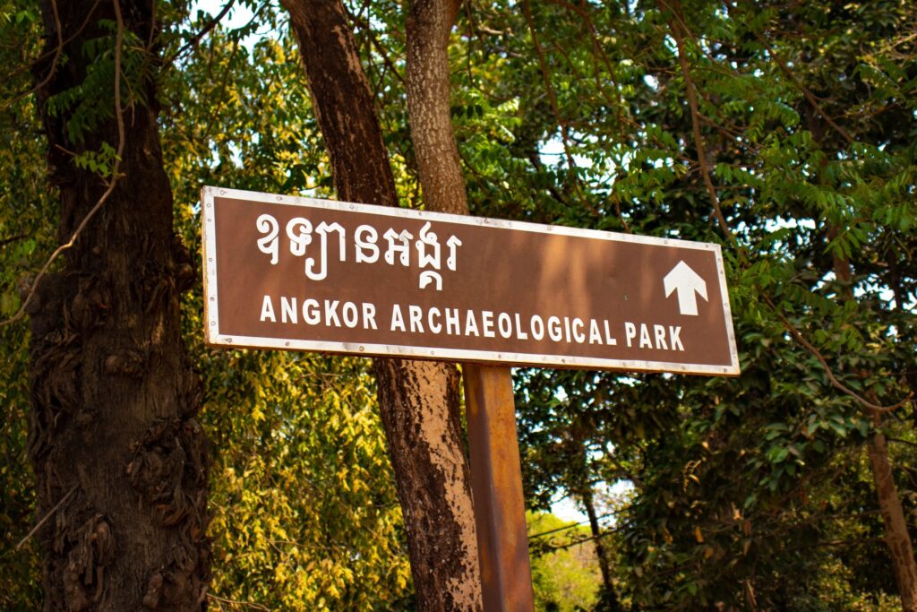 Alphabet khmer – exemple d’écriture khmère sur un panneau au Cambodge